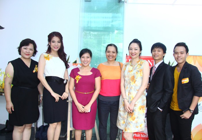 Trương Ngọc Ánh chụp ảnh kỉ niệm với các thành viên trong ban tổ chức